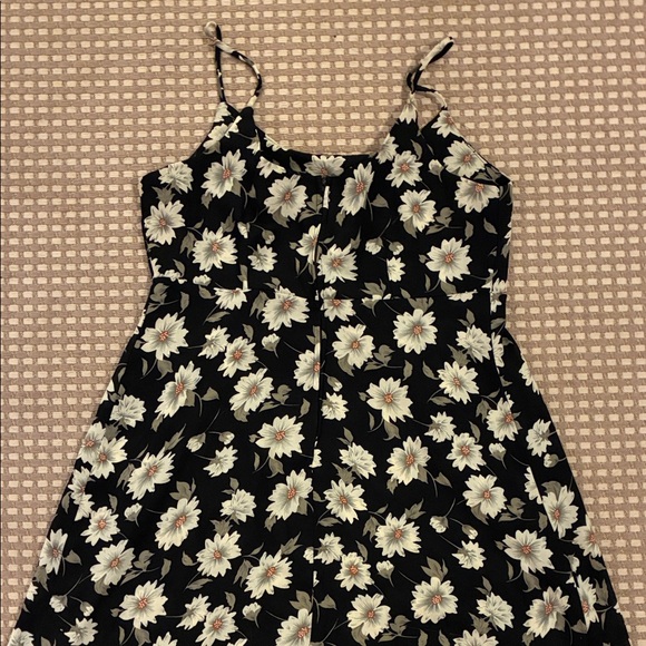 Cutie Vintage Floral Black and White Dress - Picture 4 of 4